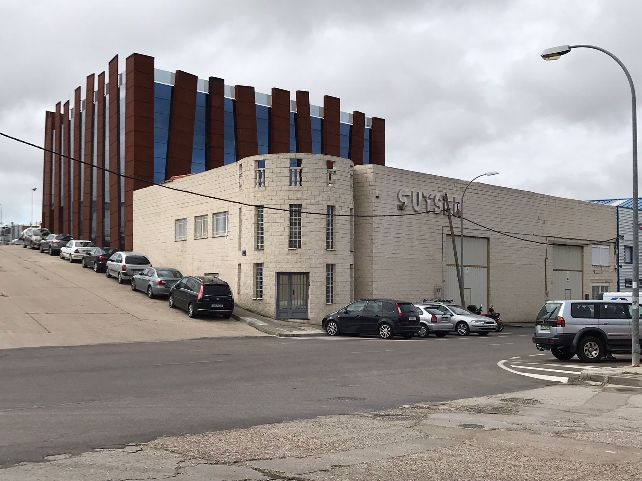 foto de la instalaciones de Suyser, formada por dos naves industriales y un edificios de oficinas.